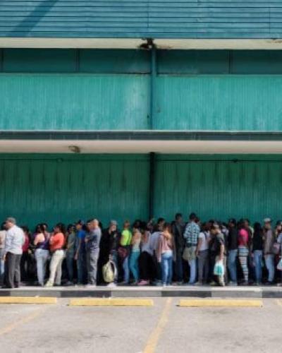 People waiting in line in Venezuela. Photo © Gabriel Osorio. 